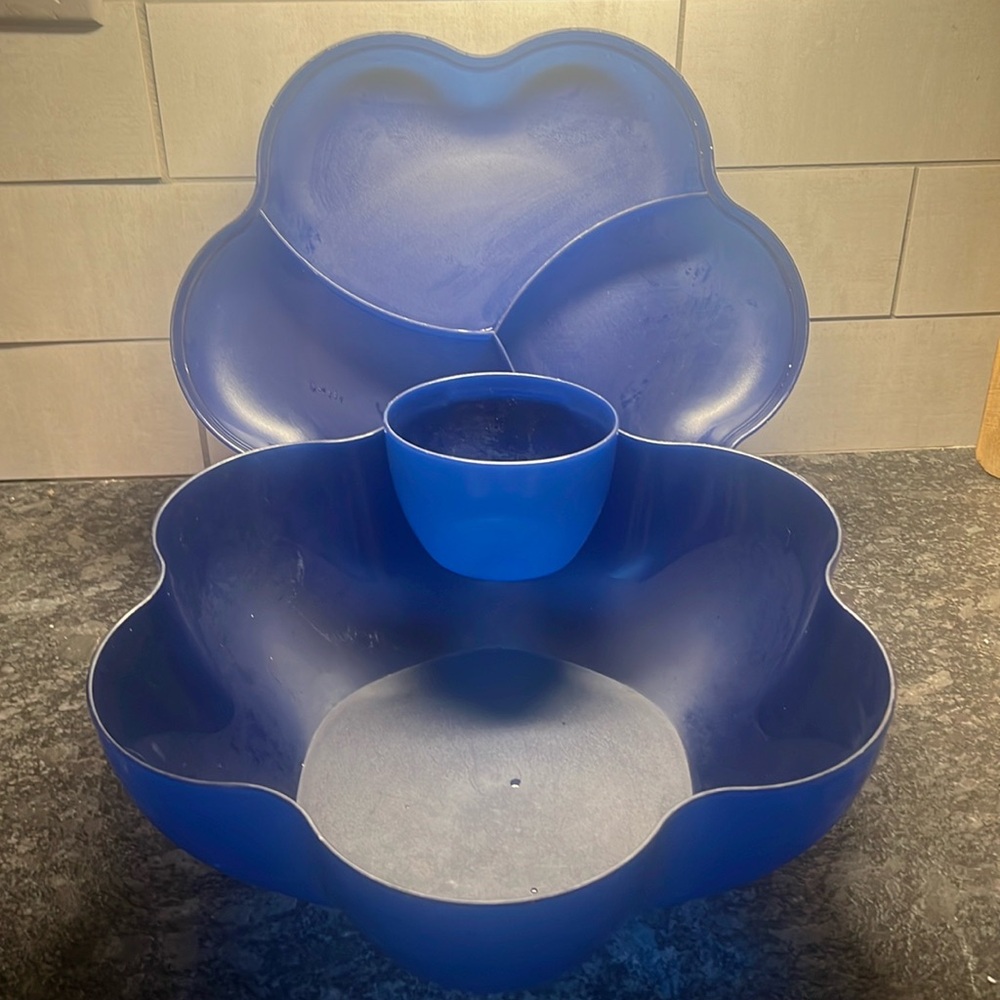 Chip n Dip by Tupperware Blue Like new condition. 14 “ wide. One hanging…